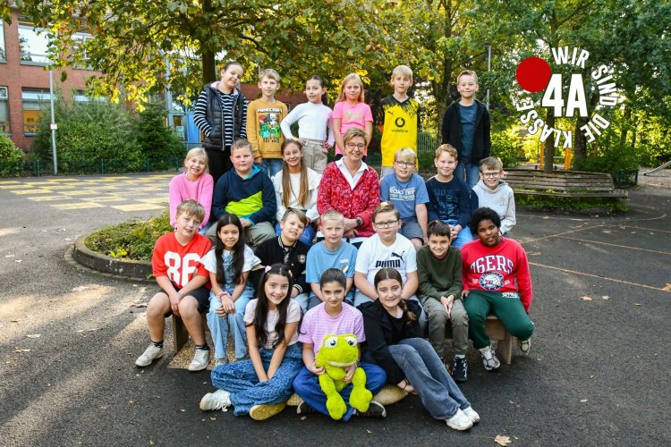 Kinder der Froschklasse mit ihrer Klassenlehrerin.