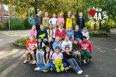 Kinder der Froschklasse mit ihrer Klassenlehrerin.