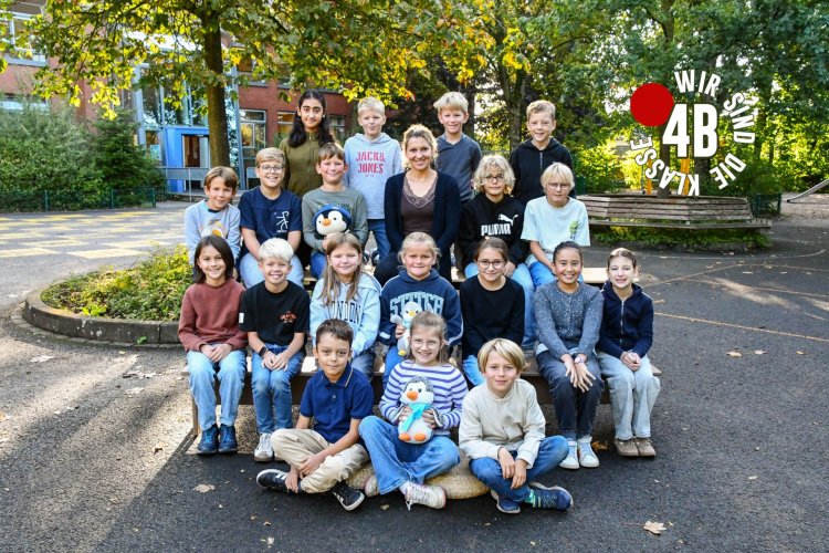 Kinder der Pinguinklasse mit ihrer Klassenlehrerin.