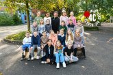 Kinder der Bärenklasse mit ihrem Klassenlehrer.