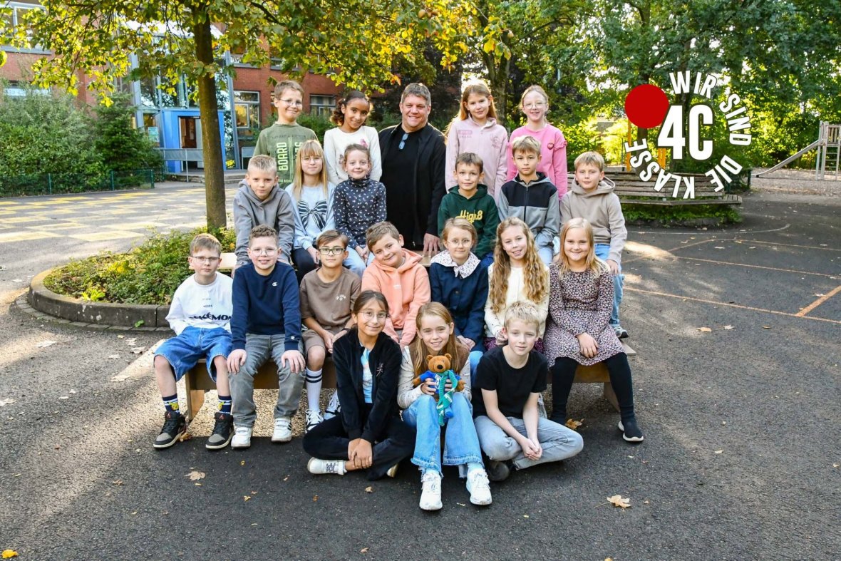 Kinder der Bärenklasse mit ihrem Klassenlehrer.