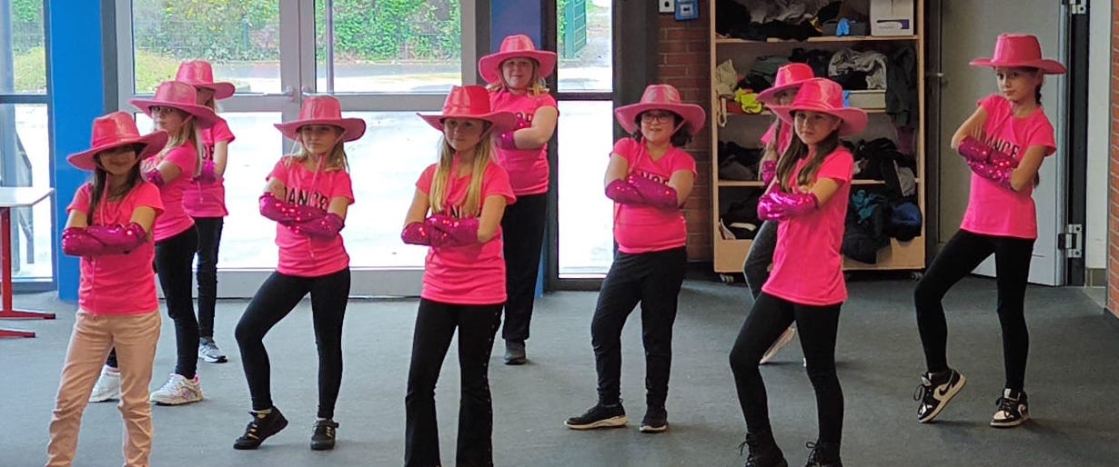 Kinder der Klassen 3 und 4 bei ihrem Auftritt.