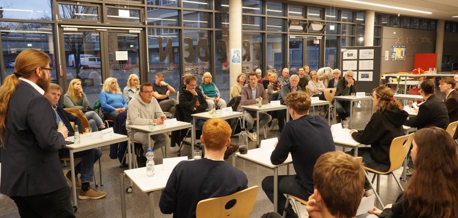 Politiker der Stadt, Lehrer*innen, Eltern sowie Schüler*innen der Gesamtschule Gronau führen  eine Podiumsdiskussion durch.