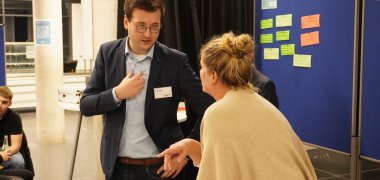 Politiker der Stadt, Lehrer*innen, Eltern sowie Schüler*innen der Gesamtschule Gronau führen eine Podiumsdiskussion durch