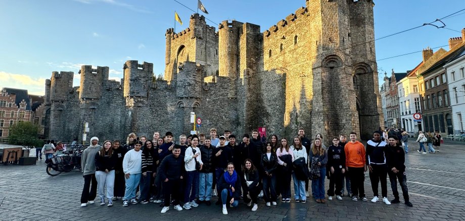 Gruppenbild von Schüler*innen des 9. Jahrgangs der Gesamtschule Gronau während der Europafahrt in Belgien