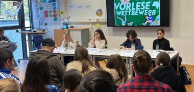 Die Finalisten lesen beim Vorlesewettbewerb an der Gesamtschule Gronau vor Publikum und Jury