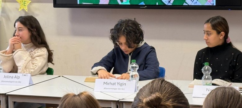 Die Finalisten lesen beim Vorlesewettbewerb an der Gesamtschule Gronau vor Publikum und Jury