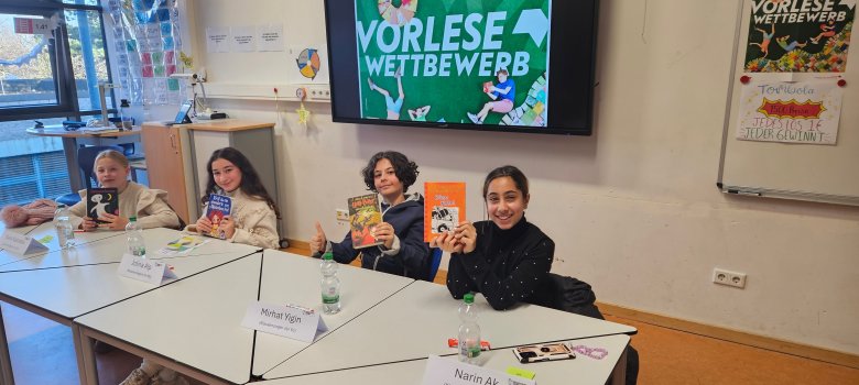 Die Finalisten des Vorlesewettbewerbs an der Gesamtschule Gronau: Jolina Alp (6b), Nele Naroska (6a), Mirhat Yigin (6c) und Narin Ak (6d)