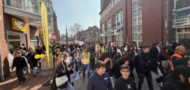 Schüler*innen unserer Schule laufen durch die Innenstadt zur gemeinsamen Kundgebung
