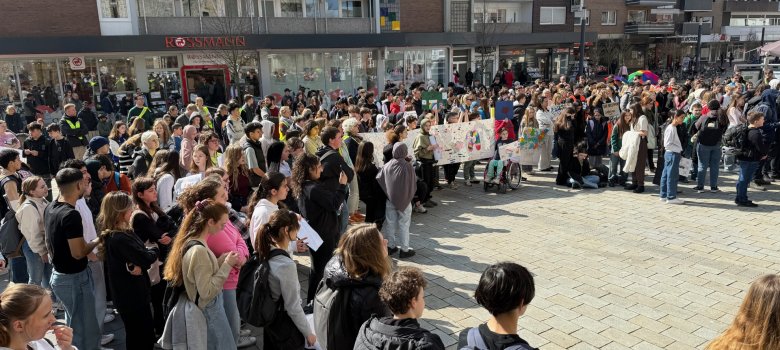 Kundgebung auf dem Kirchplatz Schüler*innen mehrerer Schulen aus Gronau versammeln sich auf dem Kirchplatz zur gemeinsamen Kundgebung