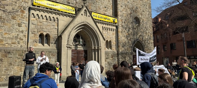 Redebeiträge unserer SV-Sprecher*innen Unsere SV-Sprecher*innen sprechen stellvertretend für die Schulgemeinschaft einige Worte vor der Kirche.
