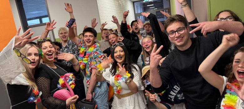 Abiturient*innen feiner in der Schule ihren letzten Schultag
