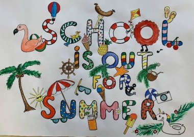 Bunt gestaltetes Plakat mit dem Schriftzug „School is out for summer“. Jeder Buchstabe ist kreativ mit sommerlichen Motiven verziert, zum Beispiel mit einem Flamingo, Wassermelone, Eis, Strandball, Sonnenbrille, Palme, Eis am Stiel, Anker, Muscheln, Rettungsring oder Einhorn-Schwimmreifen. Um den Schriftzug herum sind weitere Sommer-Symbole wie Sonne, Kokosnuss, Kamera, Flipflops und ein Sonnenschirm abgebildet. Die Gestaltung wirkt fröhlich und vermittelt eine ausgelassene Sommer- und Ferienstimmung.