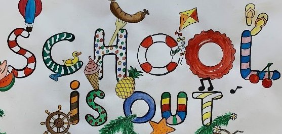 Bunt gestaltetes Plakat mit dem Schriftzug „School is out for summer“. Jeder Buchstabe ist kreativ mit sommerlichen Motiven verziert, zum Beispiel mit einem Flamingo, Wassermelone, Eis, Strandball, Sonnenbrille, Palme, Eis am Stiel, Anker, Muscheln, Rettungsring oder Einhorn-Schwimmreifen. Um den Schriftzug herum sind weitere Sommer-Symbole wie Sonne, Kokosnuss, Kamera, Flipflops und ein Sonnenschirm abgebildet. Die Gestaltung wirkt fröhlich und vermittelt eine ausgelassene Sommer- und Ferienstimmung.