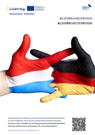 Vorschau des Projektplakats „Hier zit muziek in! – Grenzenlose Musikerlebnisse“ zum deutsch-niederländischen Schüler*innenaustausch, mit Kurzinfos zum Projekt. In der Mitte sind zwei stilisierte Hände in den Farben der deutschen und niederländischen Nationalflagge dargestellt, die sich berühren und den grenzüberschreitenden Austausch symbolisieren. Unten stehen die Logos von Interreg Deutschland-Nederland, EUREGIO und der EU sowie ein QR-Code zum ausführlichen Flyer.