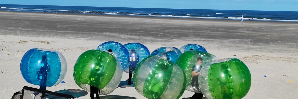 Kinder spielen Bubbleball am Strans