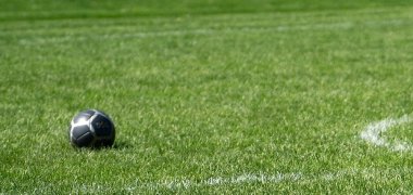 Ein Kind läuft einem Ball nach