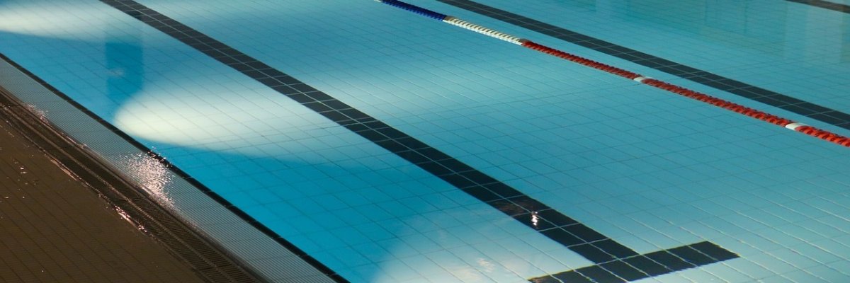 Ein beleuchtetes Schwimmbecken