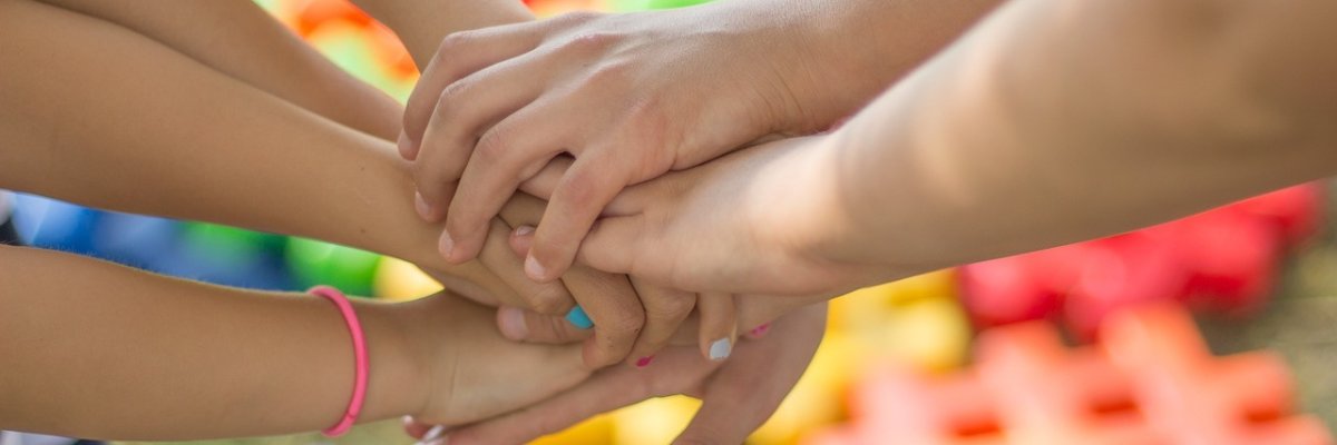 Hände Im Kreis werden Hände übereinander gehalten.