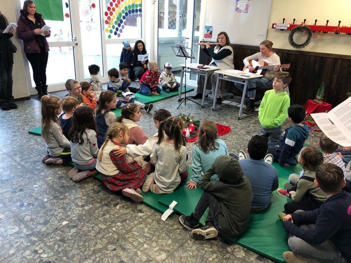 Kinder singen Weihnachtslieder
