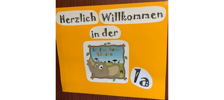 Ein gelbes Schild mit der Aufschrift "Herzlich Willkommen in der Elefantenklasse"