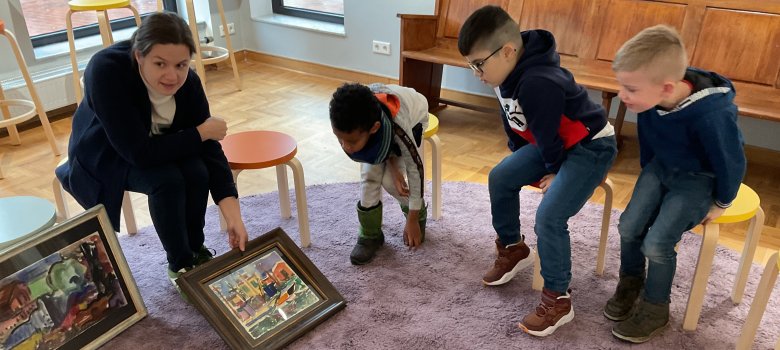 Kinder betrachten ein Bild