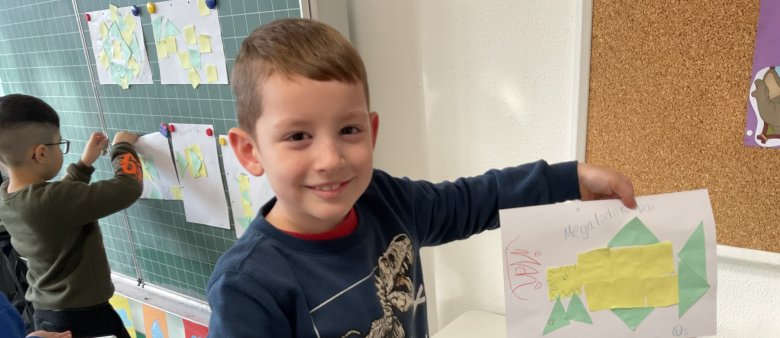 Ein Junge zeigt sein Bild