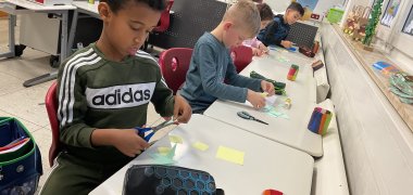 Ein Junge bastelt mit geometrischen Formen