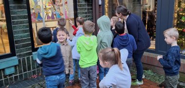 Kinder betrachten die Schaufenster der Galerie