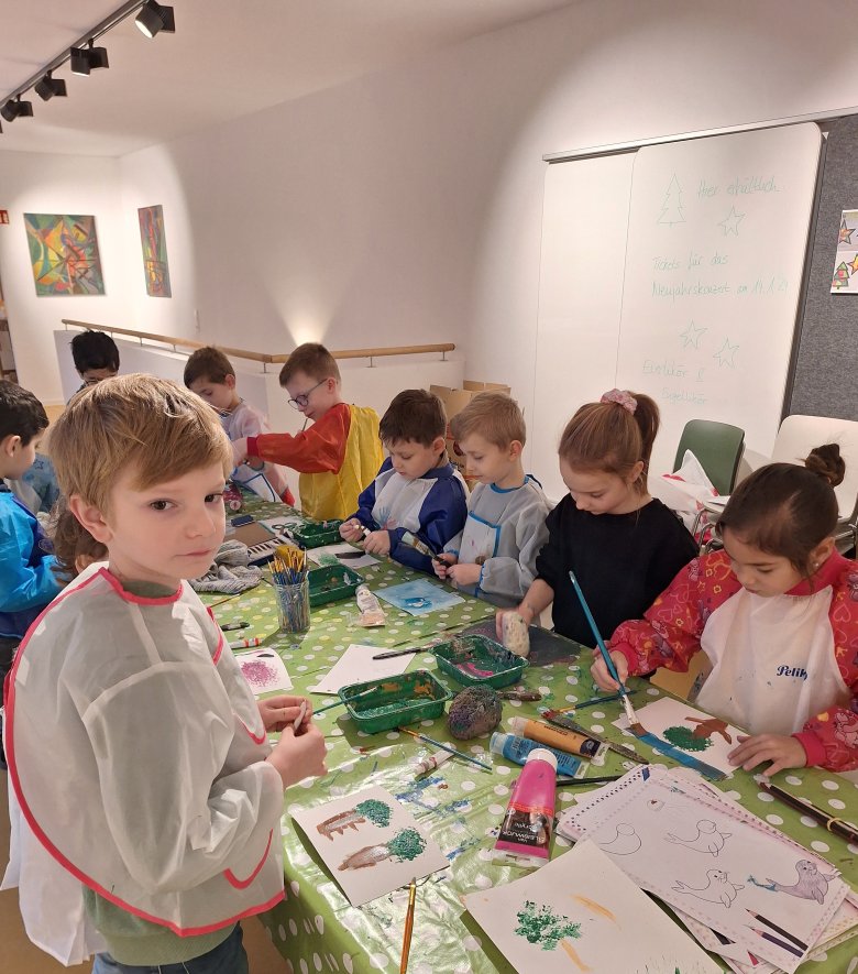 Kinder malen mit Pinsel und Farbe 