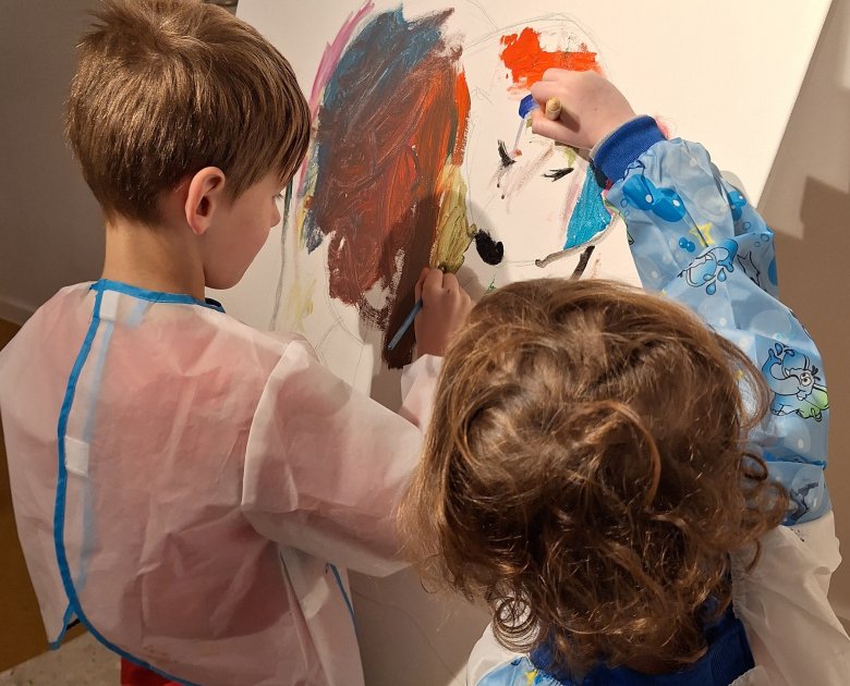 Kinder malen auf Leinwand