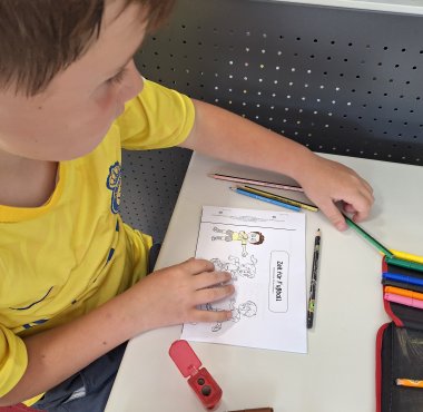 Kinder arbeiten am Fußballheft