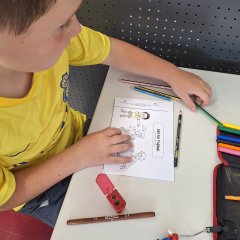 Kinder arbeiten am Fußballheft