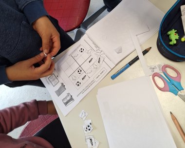 Kinder arbeiten am Fußballheft