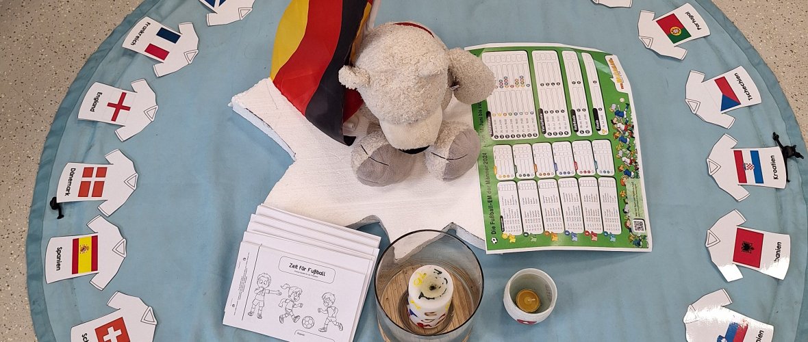 KLassenmaskottchen mit Fußballmaterial