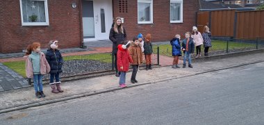 Kinder überqueren die Straße