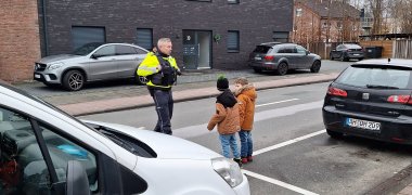 2 Kinder überqueren die Straße