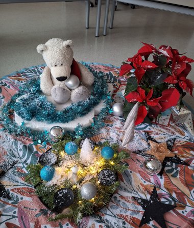 Eisbär Lars in Weihnachtsdeko