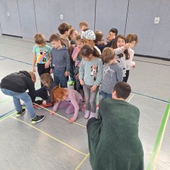 Kooperationsspiel in der Turnhalle