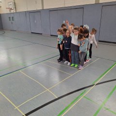 Kooperationsspiel in der Turnhalle