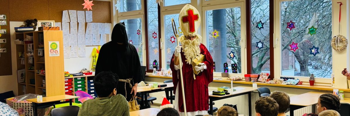 Nikolaus und Ruprecht besuchen die Kinder der Viktoriaschule. 