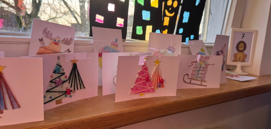 Kinder und Eltern der Viktoriaschule bei der weihnachtlichen Bastelaktion am 28.11.2024.