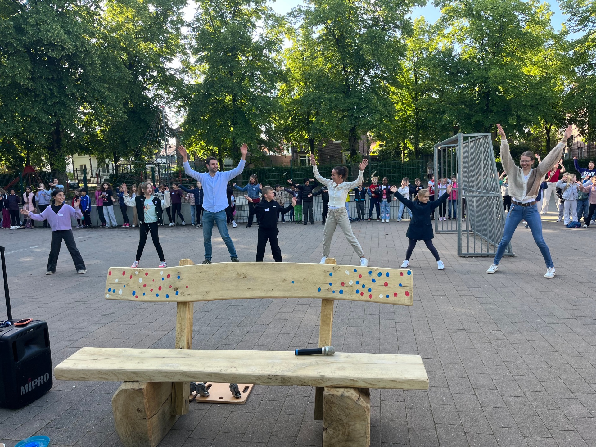 Lehrer und Kinder tanzen