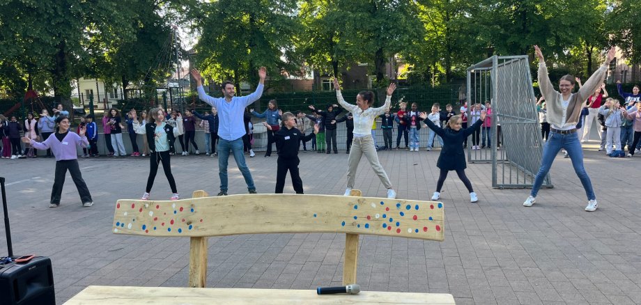 Lehrer und Kinder tanzen