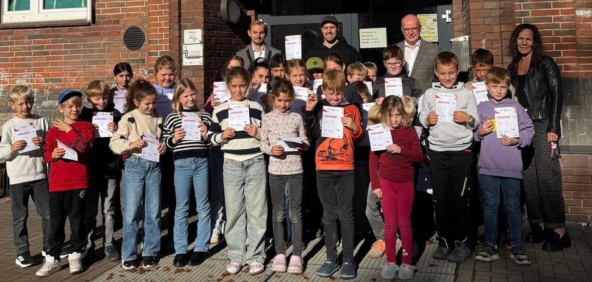 Kinder der Viktoriaschule bekommen das Sportabzeichen überrreicht