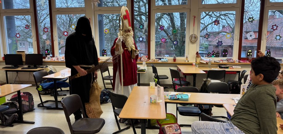 Nikolaus und Ruprecht besuchen die Kinder der Viktoriaschule. 