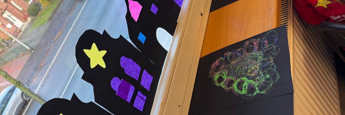 Kinder und Eltern der Viktoriaschule bei der weihnachtlichen Bastelaktion am 28.11.2024.