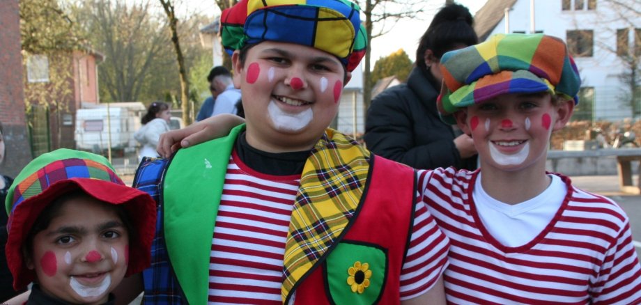 Kinder der Viktoriaschule als Clowns