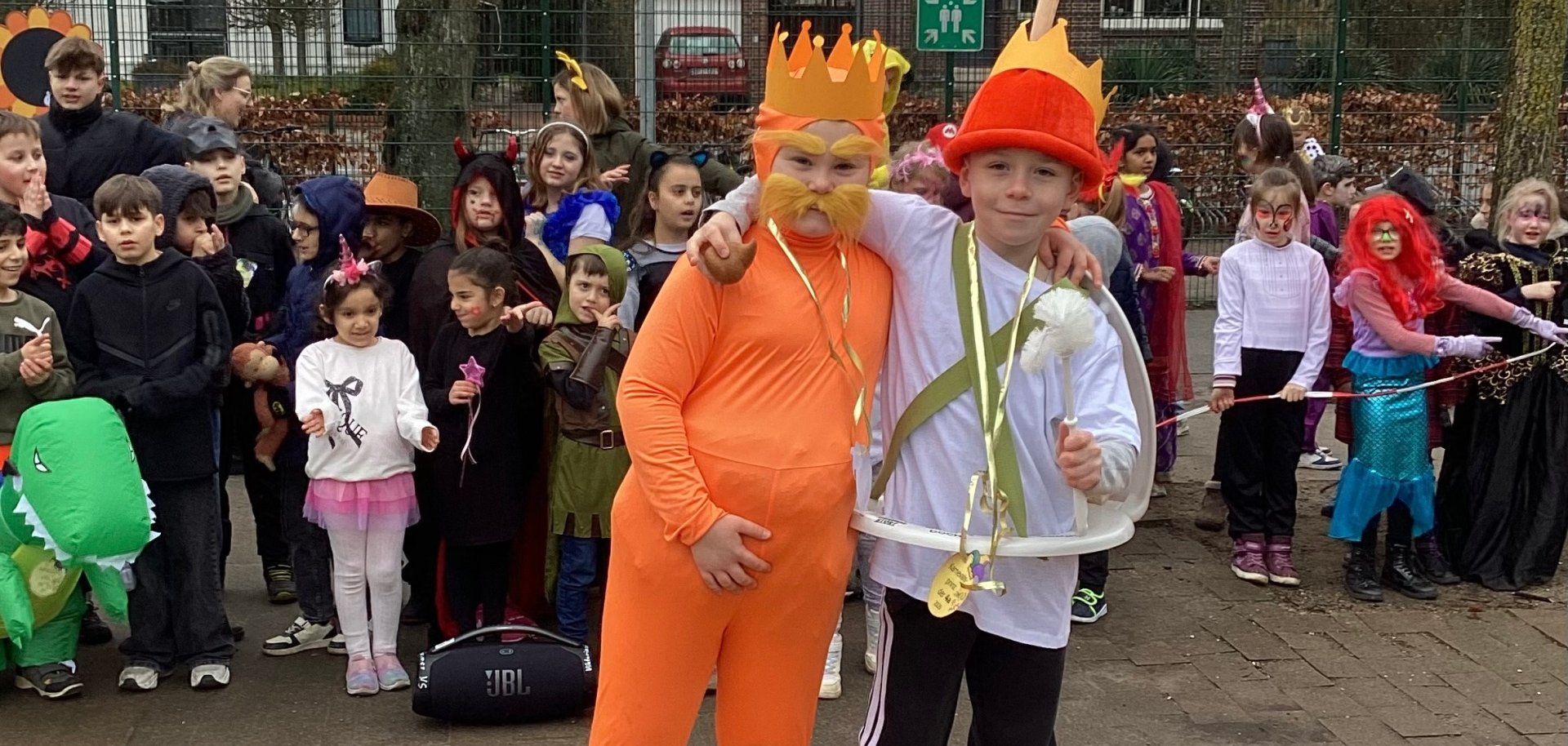 Kinder der Viktoriaschule feiern Karneval