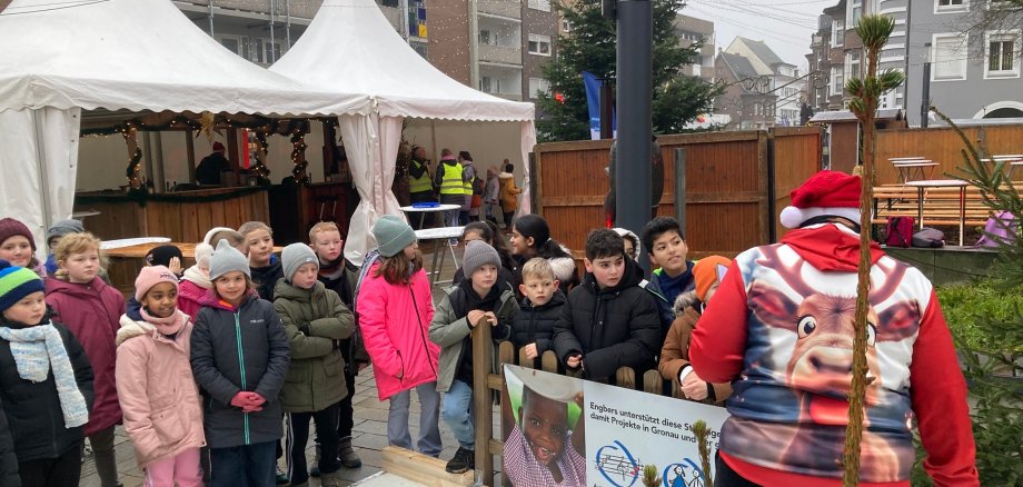 Kinder der Klasse 3c beim Eisstockschießen in der Gronauer Innenstadt am 12.12.2024.